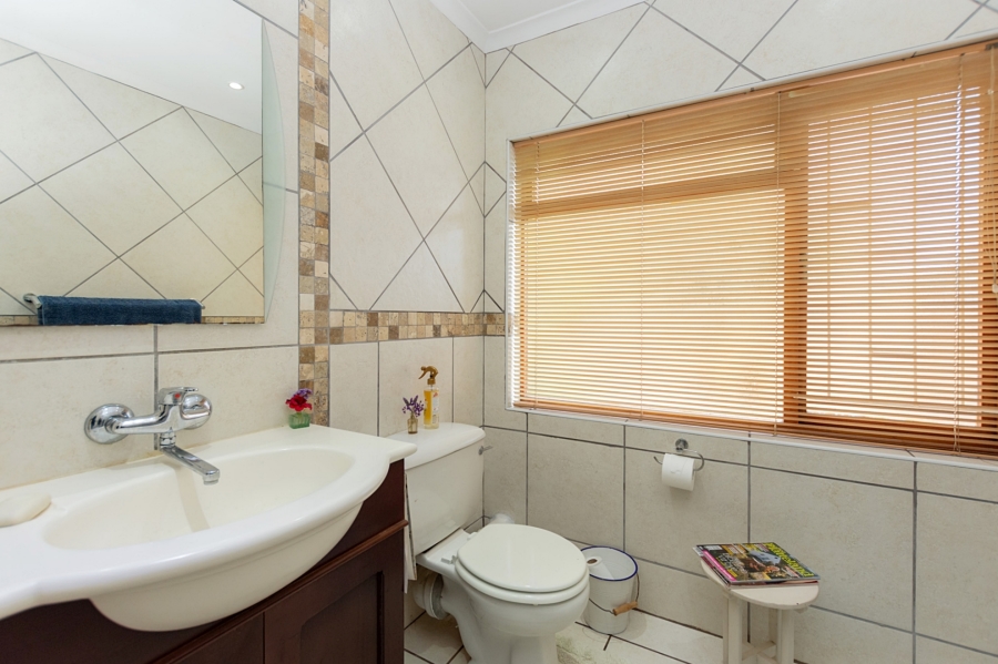 4 Bedroom Property for Sale in Middedorp Western Cape